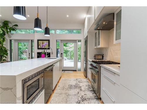 5071 Spruce Avenue, Burlington, ON - Indoor Photo Showing Kitchen With Upgraded Kitchen