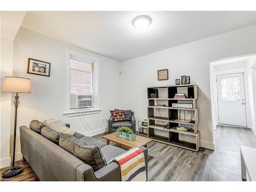 185 Simcoe Street E, Hamilton, ON - Indoor Photo Showing Living Room