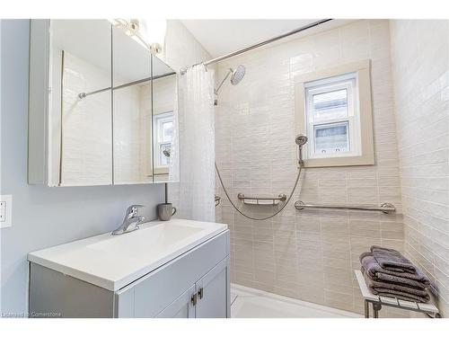 185 Simcoe Street E, Hamilton, ON - Indoor Photo Showing Bathroom