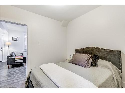 185 Simcoe Street E, Hamilton, ON - Indoor Photo Showing Bedroom