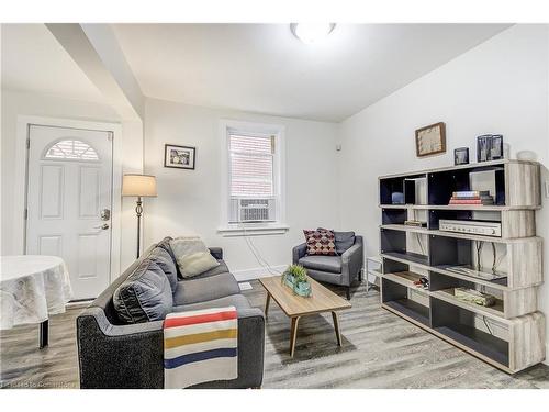 185 Simcoe Street E, Hamilton, ON - Indoor Photo Showing Living Room