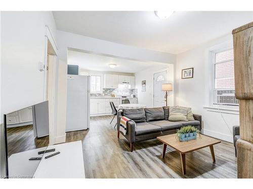 185 Simcoe Street E, Hamilton, ON - Indoor Photo Showing Living Room