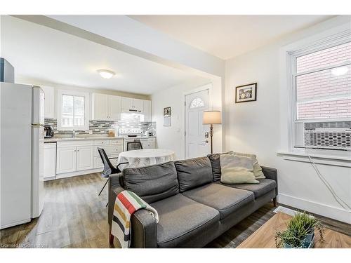 185 Simcoe Street E, Hamilton, ON - Indoor Photo Showing Living Room