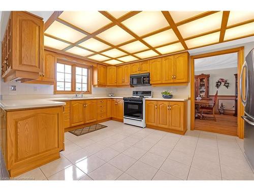 10 Embassy Drive, Hamilton, ON - Indoor Photo Showing Kitchen