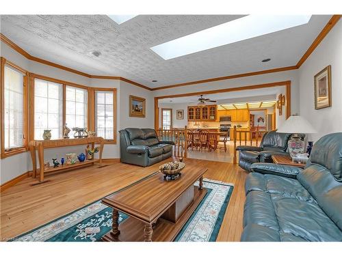 10 Embassy Drive, Hamilton, ON - Indoor Photo Showing Living Room