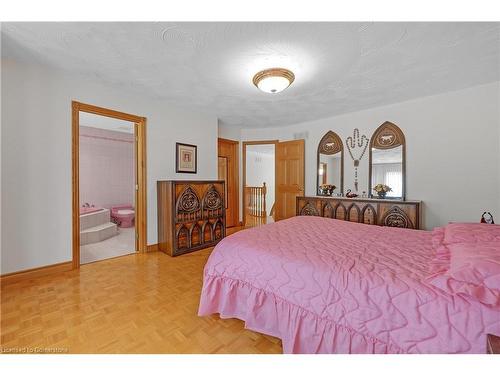 10 Embassy Drive, Hamilton, ON - Indoor Photo Showing Bedroom