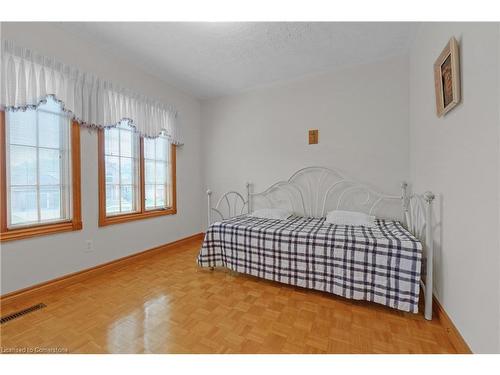 10 Embassy Drive, Hamilton, ON - Indoor Photo Showing Bedroom