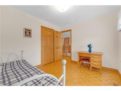 10 Embassy Drive, Hamilton, ON - Indoor Photo Showing Bedroom