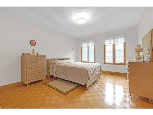 10 Embassy Drive, Hamilton, ON - Indoor Photo Showing Bedroom