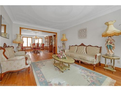 10 Embassy Drive, Hamilton, ON - Indoor Photo Showing Living Room