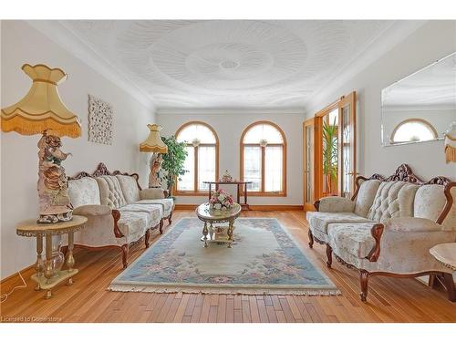 10 Embassy Drive, Hamilton, ON - Indoor Photo Showing Living Room