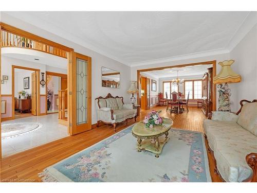 10 Embassy Drive, Hamilton, ON - Indoor Photo Showing Living Room