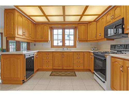 10 Embassy Drive, Hamilton, ON - Indoor Photo Showing Kitchen