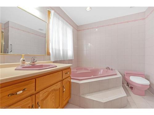 10 Embassy Drive, Hamilton, ON - Indoor Photo Showing Bathroom