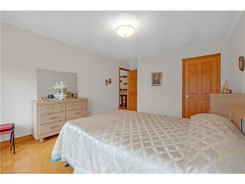 10 Embassy Drive, Hamilton, ON - Indoor Photo Showing Bedroom