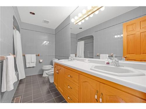 10 Embassy Drive, Hamilton, ON - Indoor Photo Showing Bathroom