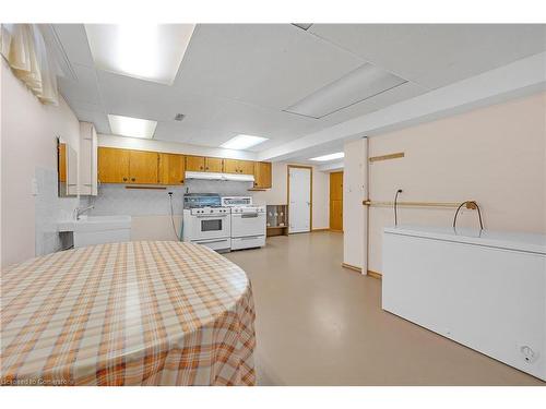 10 Embassy Drive, Hamilton, ON - Indoor Photo Showing Kitchen