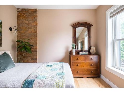 187 Caroline Street N, Hamilton, ON - Indoor Photo Showing Bedroom