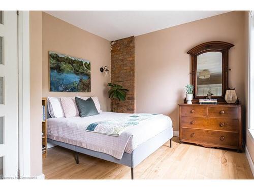 187 Caroline Street N, Hamilton, ON - Indoor Photo Showing Bedroom