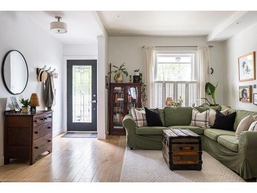 187 Caroline Street N, Hamilton, ON - Indoor Photo Showing Living Room