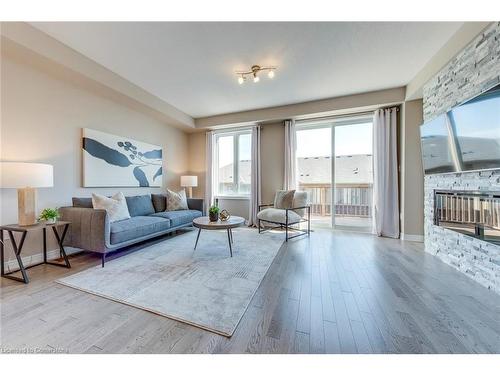 386 Belcourt Common, Oakville, ON - Indoor Photo Showing Living Room