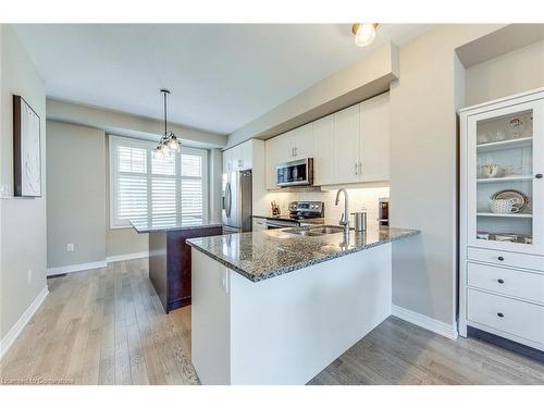 386 Belcourt Common, Oakville, ON - Indoor Photo Showing Kitchen With Double Sink With Upgraded Kitchen