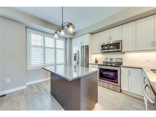 386 Belcourt Common, Oakville, ON - Indoor Photo Showing Kitchen With Stainless Steel Kitchen With Upgraded Kitchen