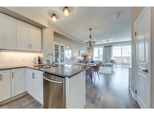 386 Belcourt Common, Oakville, ON - Indoor Photo Showing Kitchen With Double Sink With Upgraded Kitchen