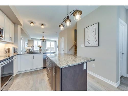 386 Belcourt Common, Oakville, ON - Indoor Photo Showing Kitchen With Upgraded Kitchen