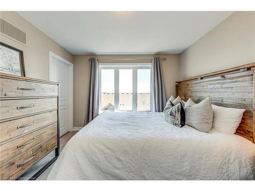 386 Belcourt Common, Oakville, ON - Indoor Photo Showing Bedroom