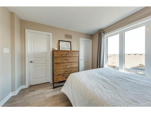 386 Belcourt Common, Oakville, ON - Indoor Photo Showing Bedroom