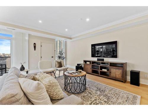 301-1477 Lakeshore Road, Burlington, ON - Indoor Photo Showing Living Room