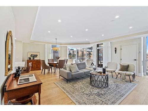 301-1477 Lakeshore Road, Burlington, ON - Indoor Photo Showing Living Room