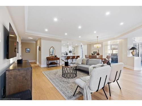 301-1477 Lakeshore Road, Burlington, ON - Indoor Photo Showing Living Room