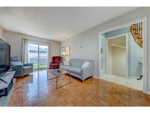 31 Vega Crescent, Hamilton, ON - Indoor Photo Showing Living Room