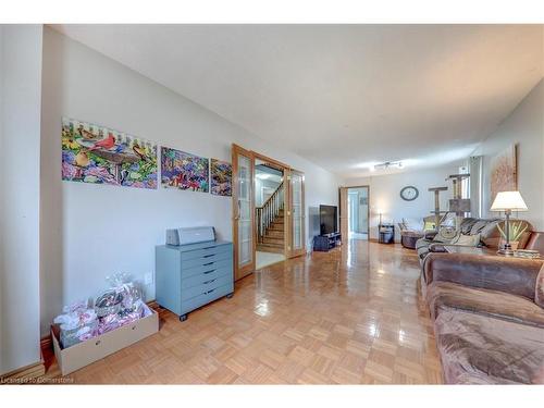 31 Vega Crescent, Hamilton, ON - Indoor Photo Showing Living Room