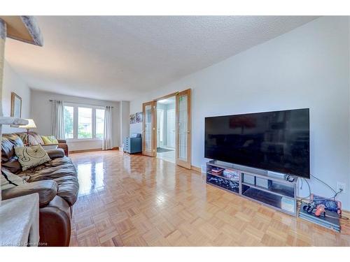 31 Vega Crescent, Hamilton, ON - Indoor Photo Showing Living Room