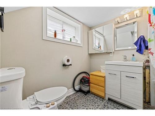 38 Lake Avenue N, Hamilton, ON - Indoor Photo Showing Bathroom