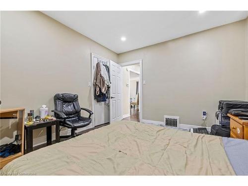 38 Lake Avenue N, Hamilton, ON - Indoor Photo Showing Bedroom