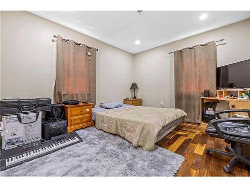 38 Lake Avenue N, Hamilton, ON - Indoor Photo Showing Bedroom