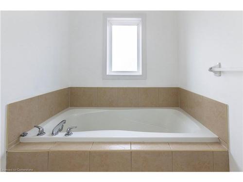 Upper-252 Thorner Drive, Hamilton, ON - Indoor Photo Showing Bathroom