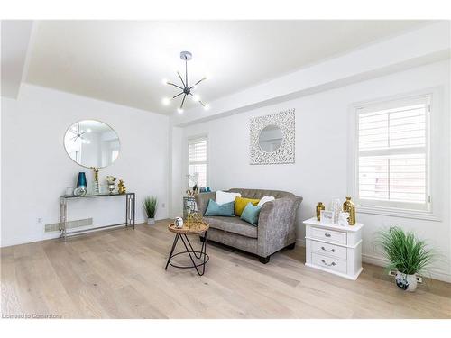 Upper-252 Thorner Drive, Hamilton, ON - Indoor Photo Showing Living Room