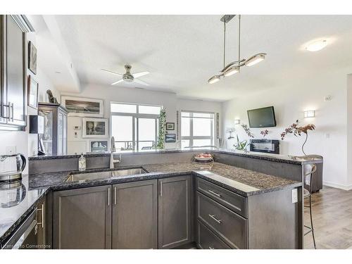 627-125 Shoreview Place, Stoney Creek, ON - Indoor Photo Showing Kitchen