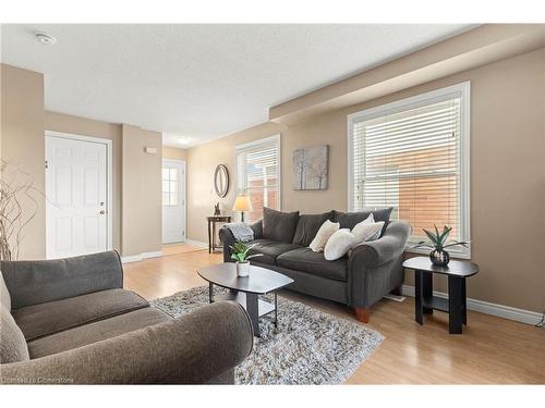 20 Slater Court, Hamilton, ON - Indoor Photo Showing Living Room