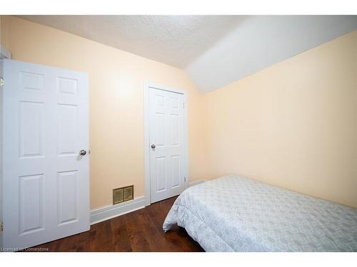 125 Cavell Avenue, Hamilton, ON - Indoor Photo Showing Bedroom