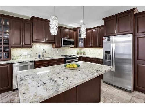 183 Chambers Drive, Ancaster, ON - Indoor Photo Showing Kitchen With Upgraded Kitchen