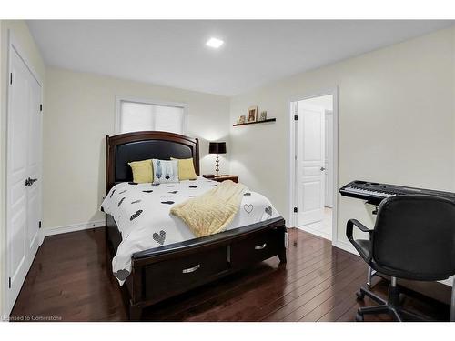 183 Chambers Drive, Ancaster, ON - Indoor Photo Showing Bedroom