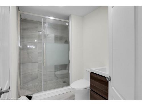 183 Chambers Drive, Ancaster, ON - Indoor Photo Showing Bathroom