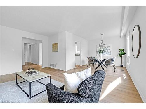 677 Carmen Court, Burlington, ON - Indoor Photo Showing Living Room