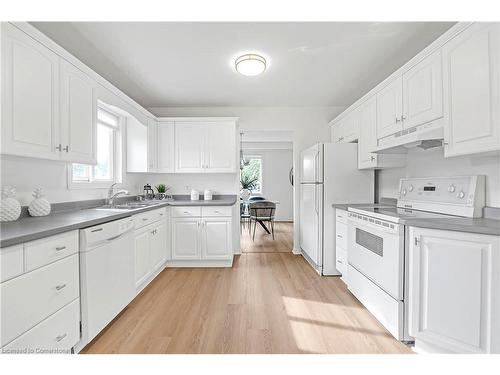 677 Carmen Court, Burlington, ON - Indoor Photo Showing Kitchen